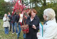 Dar Marie Kousalíková, starostka městské části Praha 6 (vlevo) předává ředitelce školy Anně Jelínkové dar do zelené učeby - japonský javor červený.