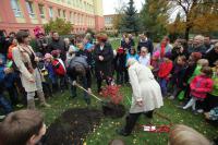 Sazeni Společné sázení javoru - na fotografii zleva:
Dagmar Honsová, meteoroložka; právě nahrnující zem Ondřej Balatka, radní Prahy 6 pro oblast školství; Marie Kousalíková, starostka Prahy 6 a ředitelka školy Anna Jelínková.