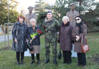 Momentka Na fotografii zleva: Marie Kousalíková, starostka MČ Praha 6, Olga Lopaurová, partnerka armádního generála Tomáše Sedláčka, plukovník gšt. Ing. Milan Virt, velitel Posádkového velitelství Praha, Libuše Špačková-Benešová, manželka generálmajora Antonína Špačka, veterána II. světové války, příslušníka Československé obrněné brigády, předsedy Československé obce legionářské a Hana Fajtlová, vdova po Františku Fajtlovi, generálporučík, československý stíhací pilot, účastník protinacistického odboje.